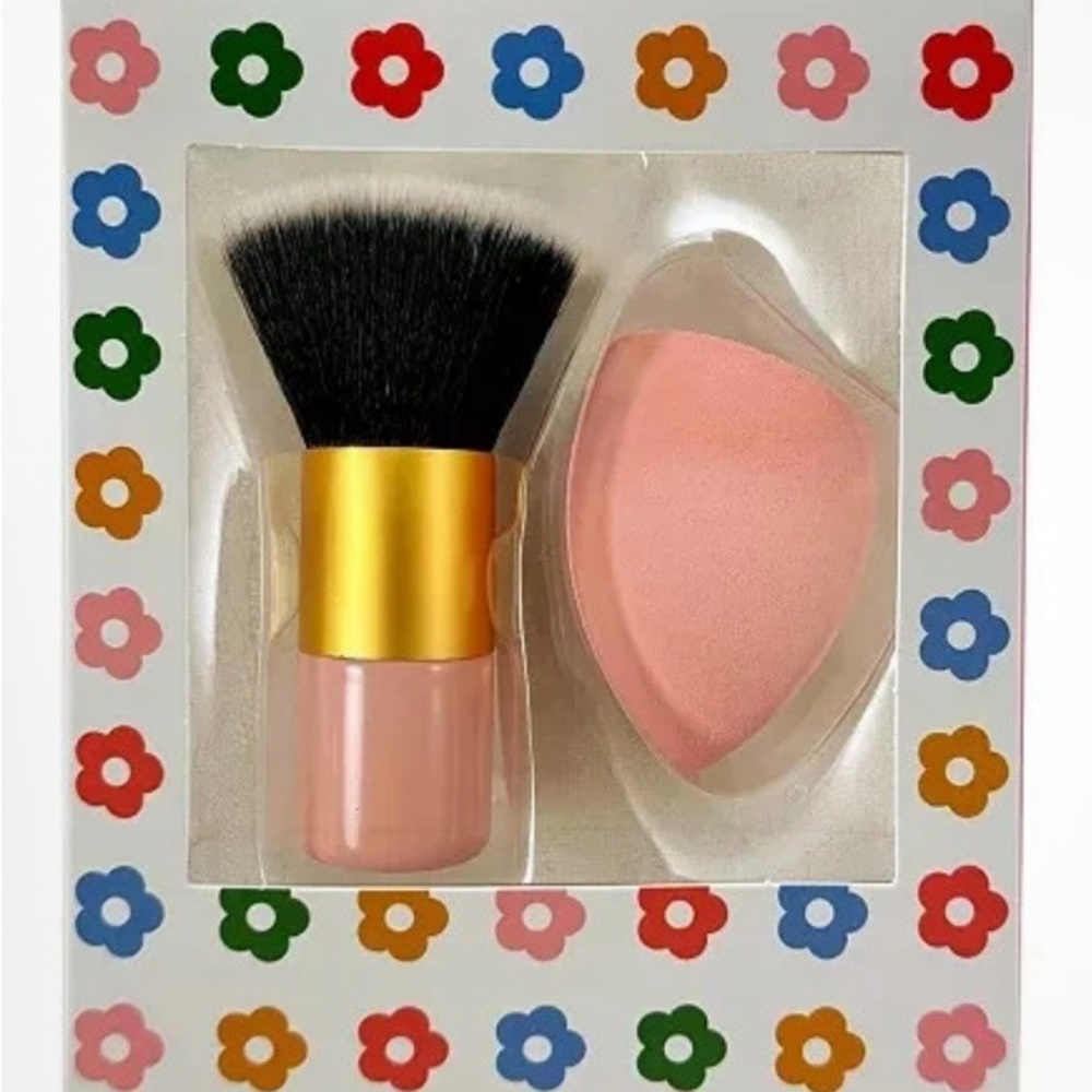 BRAND NEW IN BOX! KABUKI BRUSH AND MAKEUP SPONGE SET